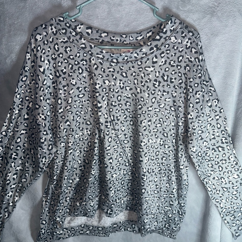 Secret Treasures Black and Gray Boxy 3/4 Sleeve Sweatshirt